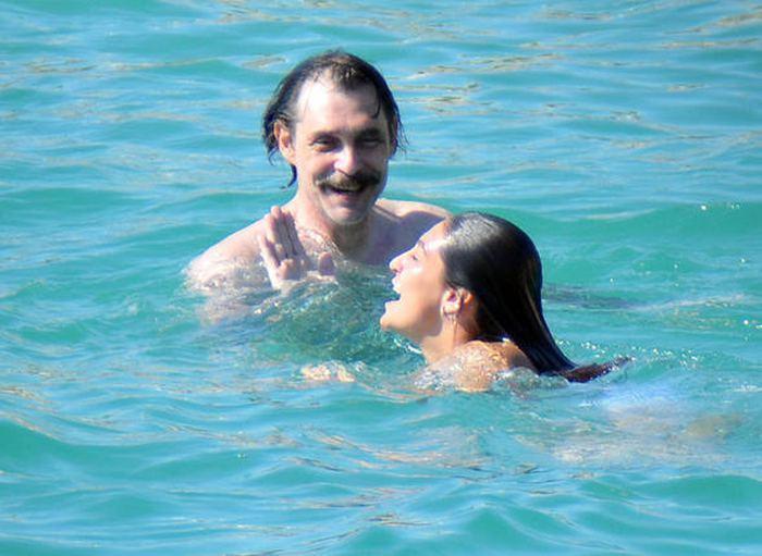 Erdal Beşikçioğlu ailesiyle Çeşmede