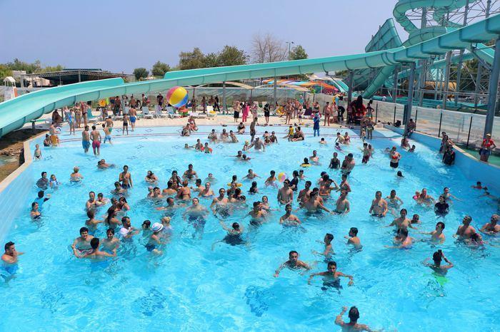 Tatilciler su parkında eğlendi
