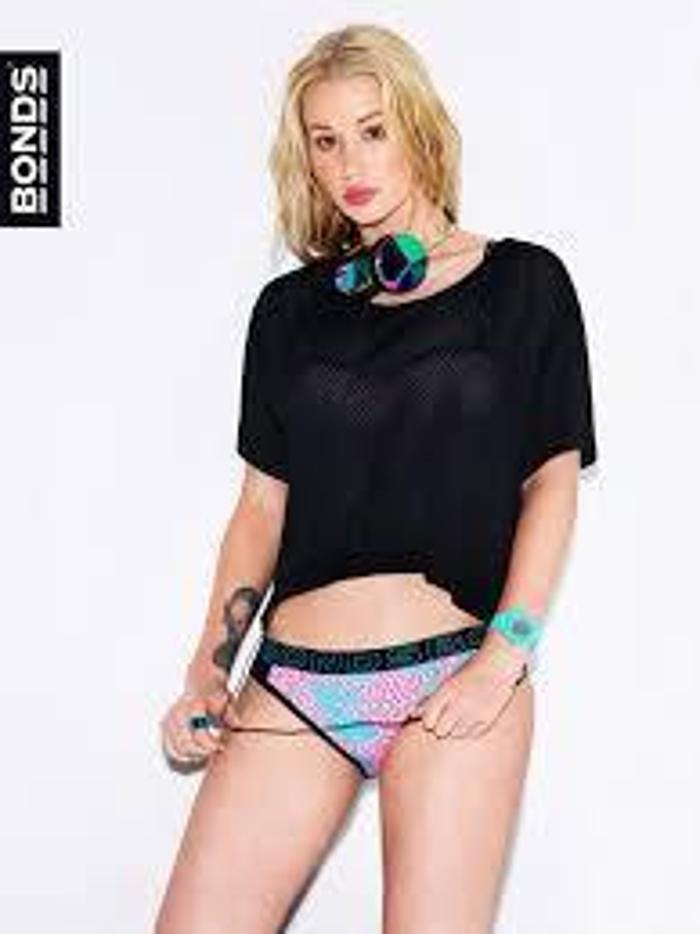 Iggy Azalea lüks yatta twerk yaptı