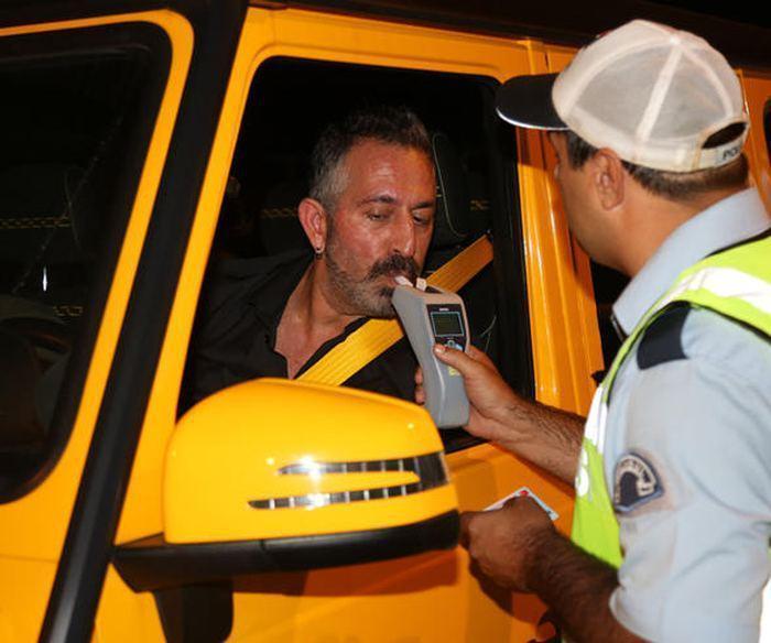 Cem Yılmaz, parti çıkışı polis çevirmesine takıldı