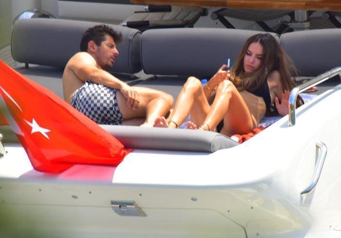 Emre Belözoğlu ailesi ile Bodrumda tatil yapıyor