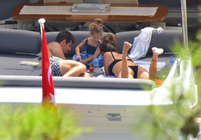 Emre Belözoğlu ailesi ile Bodrumda tatil yapıyor