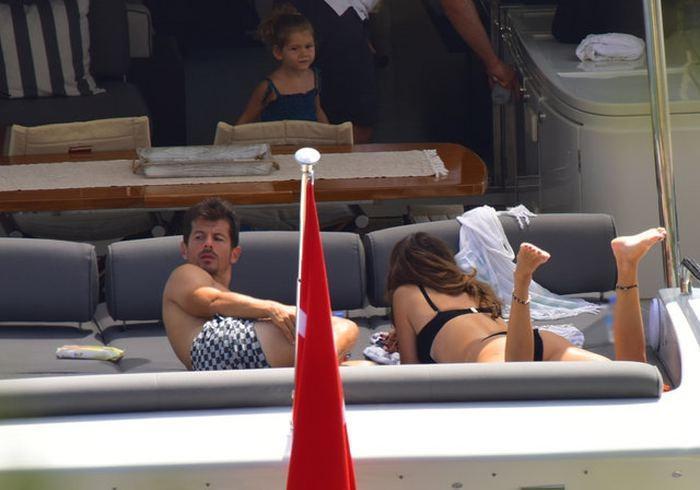 Emre Belözoğlu ailesi ile Bodrumda tatil yapıyor