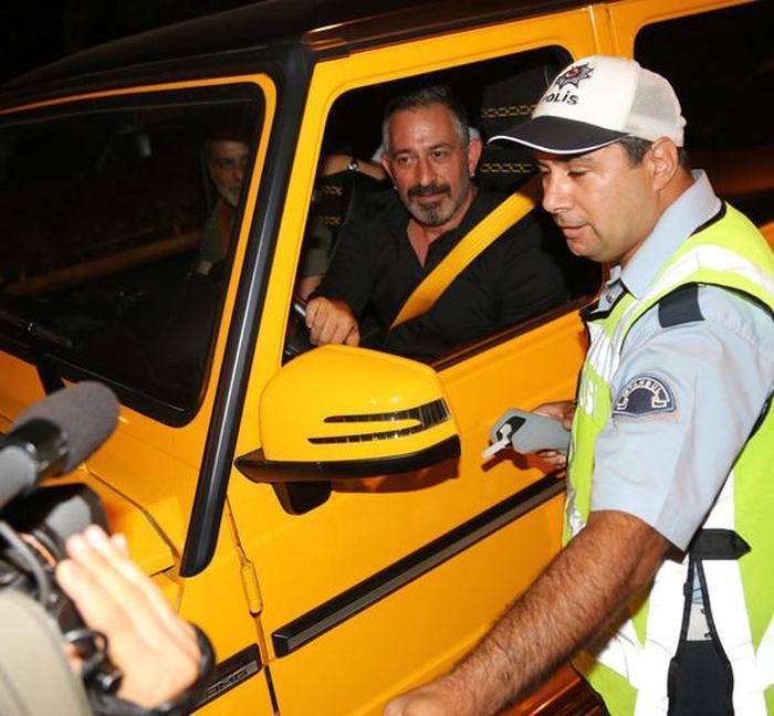 Cem Yılmaz, parti çıkışı polis çevirmesine takıldı