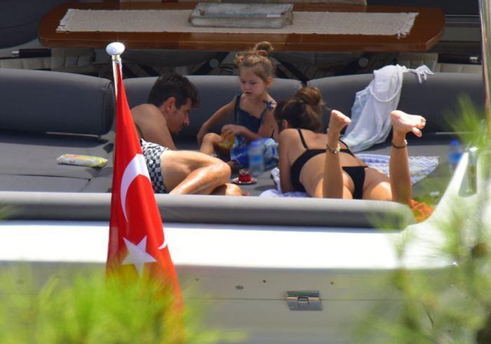 Emre Belözoğlu ailesi ile Bodrumda tatil yapıyor