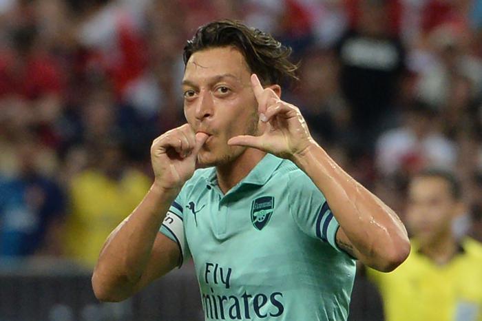 Mesut Özil Almanyayı bıraktı, Arsenale kaptan oldu Arsenal 5-1 PSG