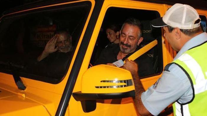 Cem Yılmaz, parti çıkışı polis çevirmesine takıldı
