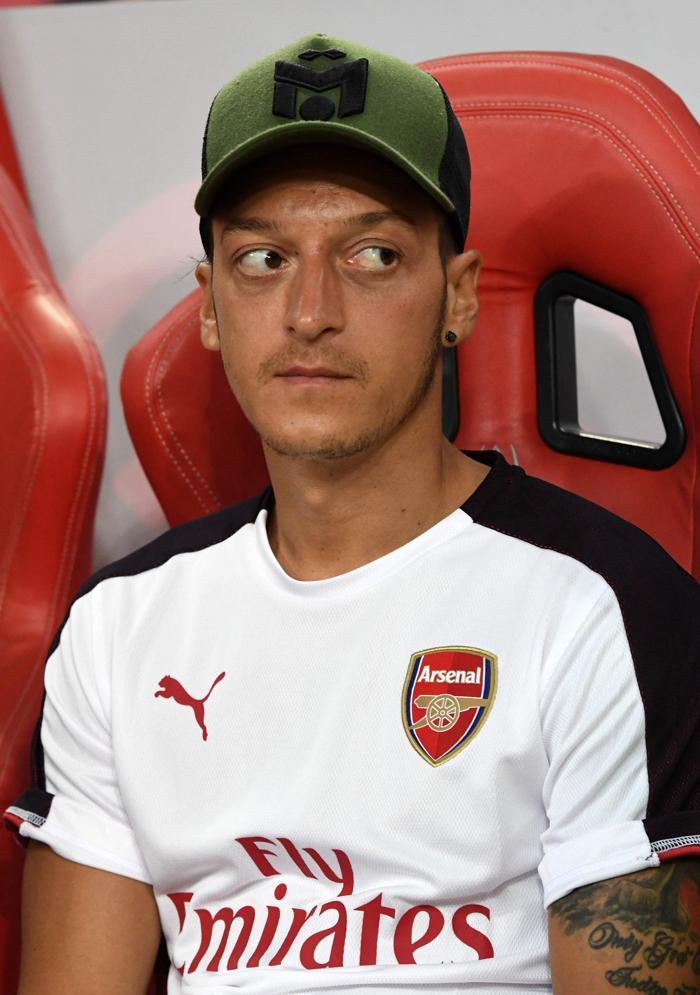 Mesut Özil Almanyayı bıraktı, Arsenale kaptan oldu Arsenal 5-1 PSG