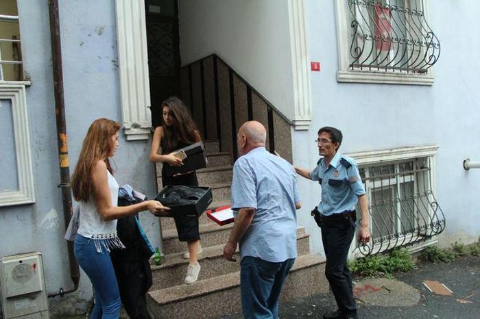 İstanbul Beyoğlunda toprak kayması Boşaltılan bina çöktü