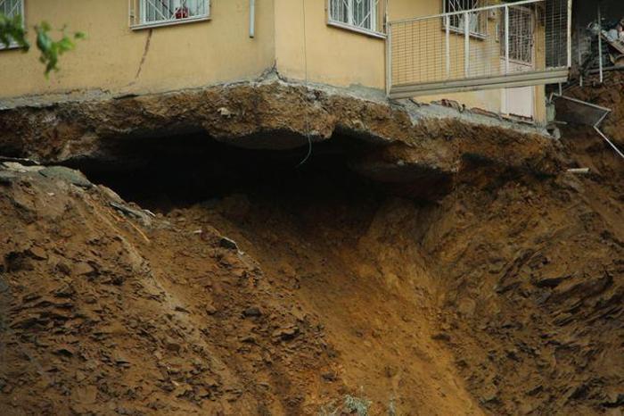 İstanbul Beyoğlunda toprak kayması Boşaltılan bina çöktü