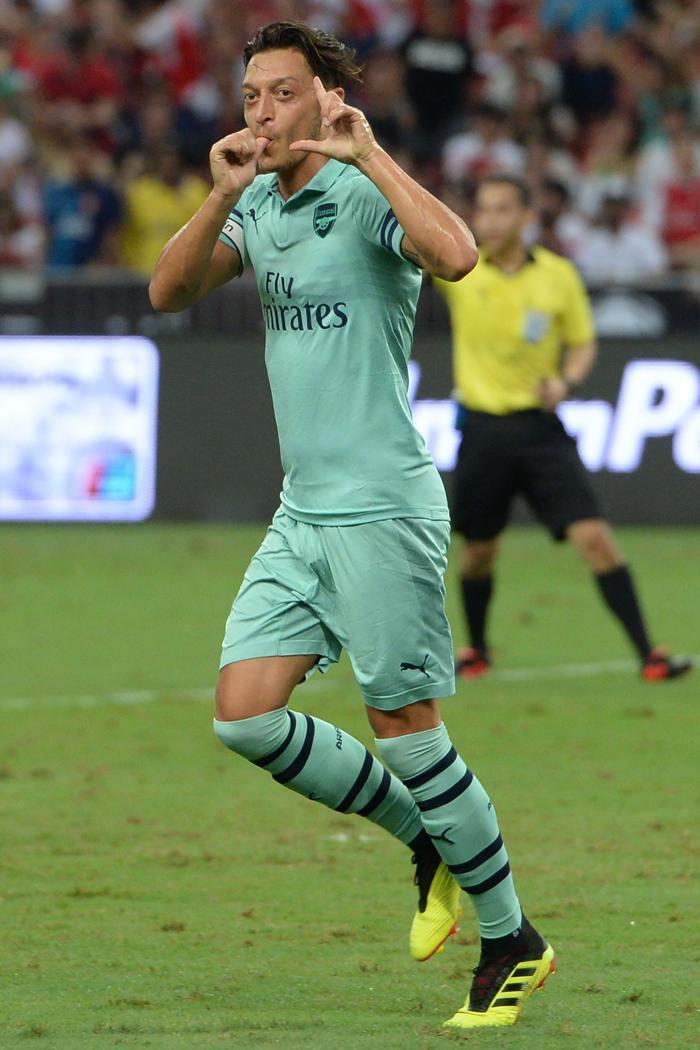 Mesut Özil Almanyayı bıraktı, Arsenale kaptan oldu Arsenal 5-1 PSG