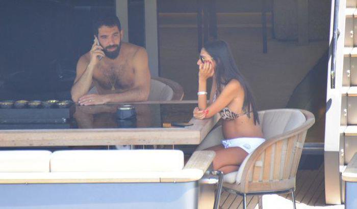 Arda Turan ve Aslıhan Doğanın tatili zehir oldu