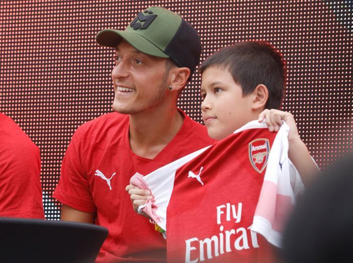 Mesut Özil Almanyayı bıraktı, Arsenale kaptan oldu Arsenal 5-1 PSG