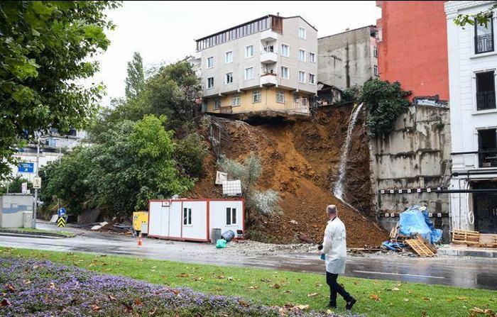 İstanbul Beyoğlunda toprak kayması Boşaltılan bina çöktü