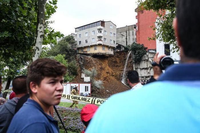 İstanbul Beyoğlunda toprak kayması Boşaltılan bina çöktü