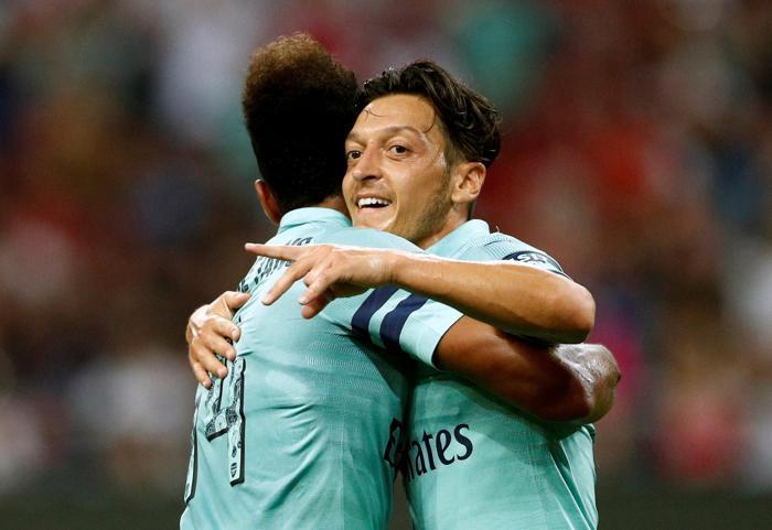 Mesut Özil Almanyayı bıraktı, Arsenale kaptan oldu Arsenal 5-1 PSG