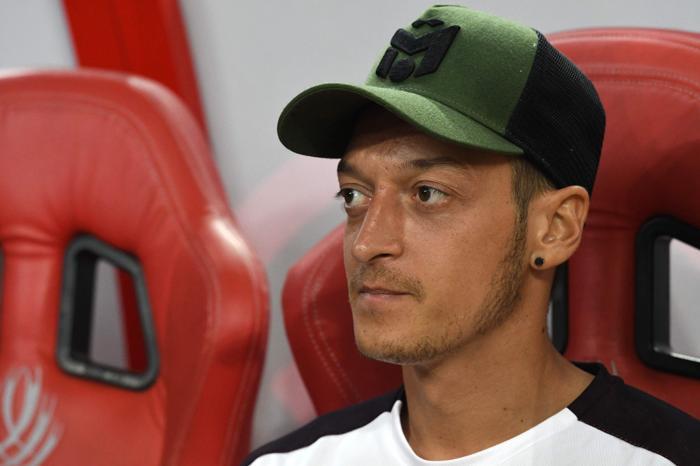 Mesut Özil Almanyayı bıraktı, Arsenale kaptan oldu Arsenal 5-1 PSG