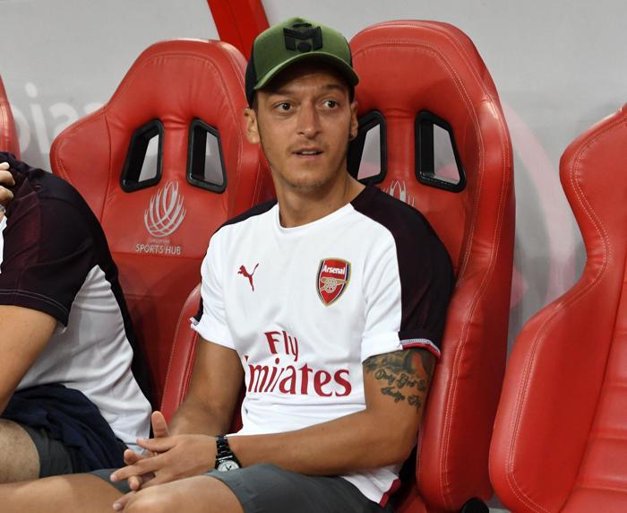 Mesut Özil Almanyayı bıraktı, Arsenale kaptan oldu Arsenal 5-1 PSG