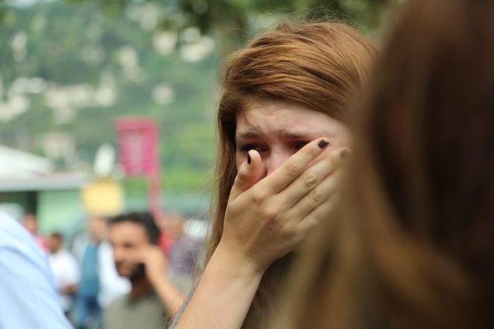 İstanbul Beyoğlunda toprak kayması Boşaltılan bina çöktü