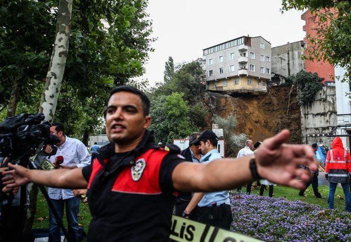 İstanbul Beyoğlunda toprak kayması Boşaltılan bina çöktü