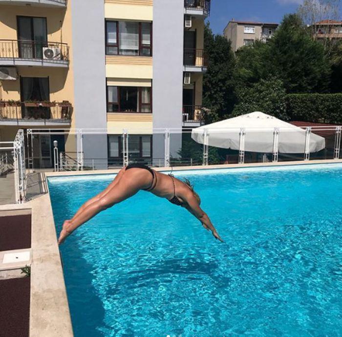 Seda Akgülden havuzda bikinili paylaşım