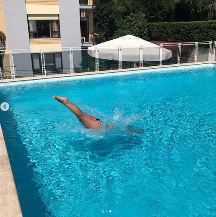 Seda Akgülden havuzda bikinili paylaşım