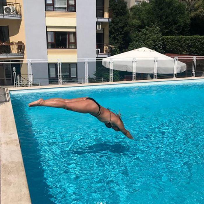 Seda Akgülden havuzda bikinili paylaşım