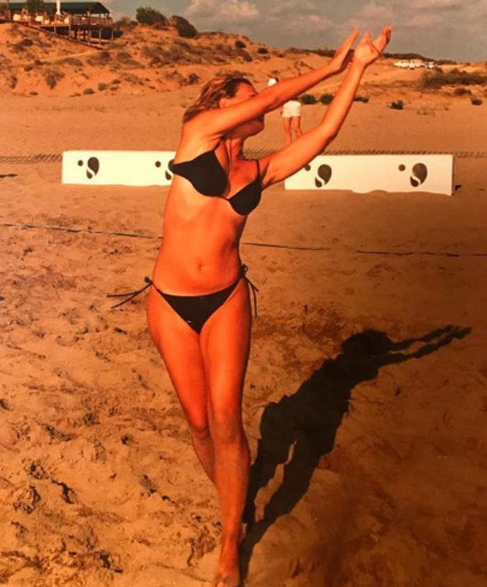Seda Akgülden havuzda bikinili paylaşım