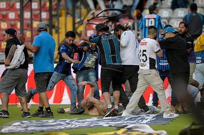 Ortalık savaş alanına döndü Queretaro-Atlas maçında büyük olay