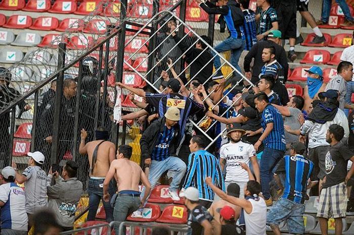 Ortalık savaş alanına döndü Queretaro-Atlas maçında büyük olay