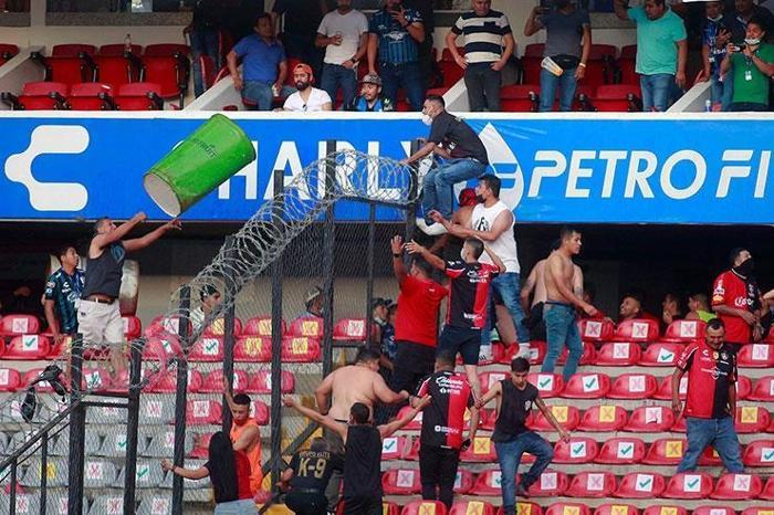 Ortalık savaş alanına döndü Queretaro-Atlas maçında büyük olay