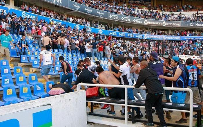 Ortalık savaş alanına döndü Queretaro-Atlas maçında büyük olay