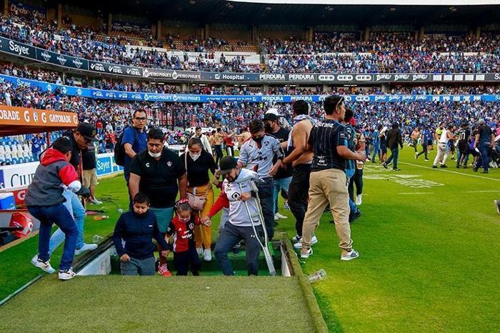 Ortalık savaş alanına döndü Queretaro-Atlas maçında büyük olay