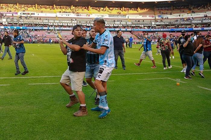Ortalık savaş alanına döndü Queretaro-Atlas maçında büyük olay