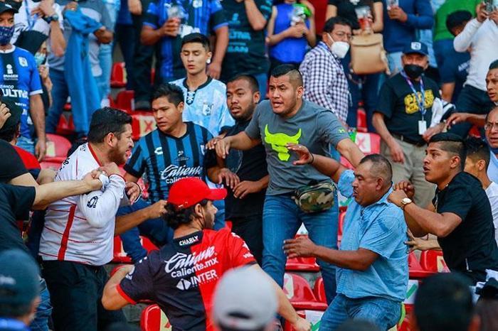 Ortalık savaş alanına döndü Queretaro-Atlas maçında büyük olay