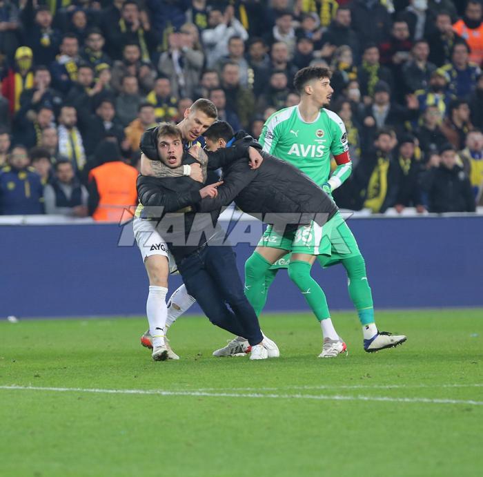 Sahaya girdi, Zorbay Küçüke saldırmak istedi Fenerbahçe-Trabzonspor maçında büyük olay