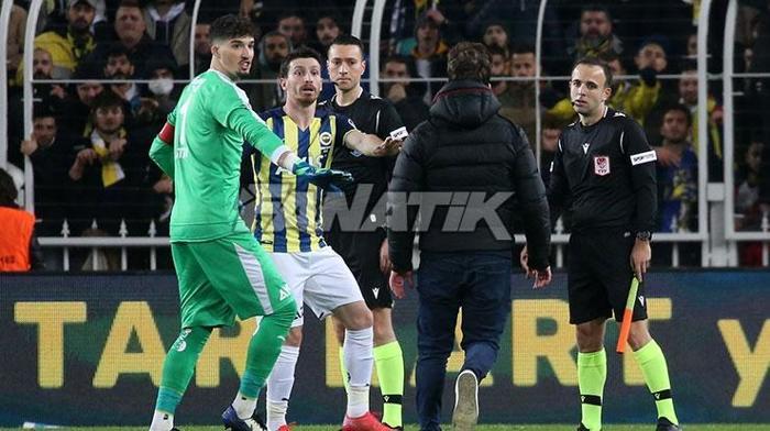 Sahaya girdi, Zorbay Küçüke saldırmak istedi Fenerbahçe-Trabzonspor maçında büyük olay