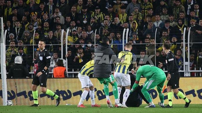 Sahaya girdi, Zorbay Küçüke saldırmak istedi Fenerbahçe-Trabzonspor maçında büyük olay