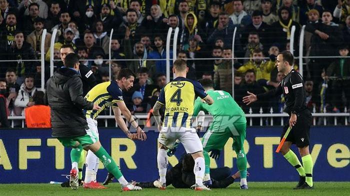Sahaya girdi, Zorbay Küçüke saldırmak istedi Fenerbahçe-Trabzonspor maçında büyük olay