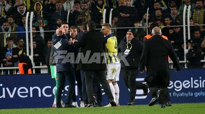 Sahaya girdi, Zorbay Küçüke saldırmak istedi Fenerbahçe-Trabzonspor maçında büyük olay