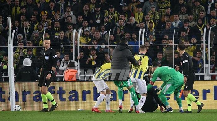 Sahaya girdi, Zorbay Küçüke saldırmak istedi Fenerbahçe-Trabzonspor maçında büyük olay