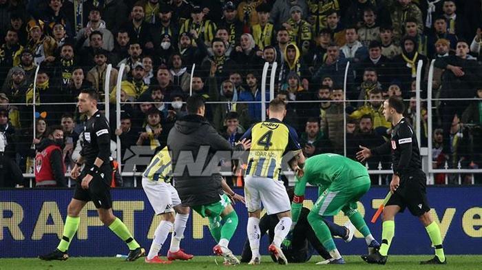 Sahaya girdi, Zorbay Küçüke saldırmak istedi Fenerbahçe-Trabzonspor maçında büyük olay