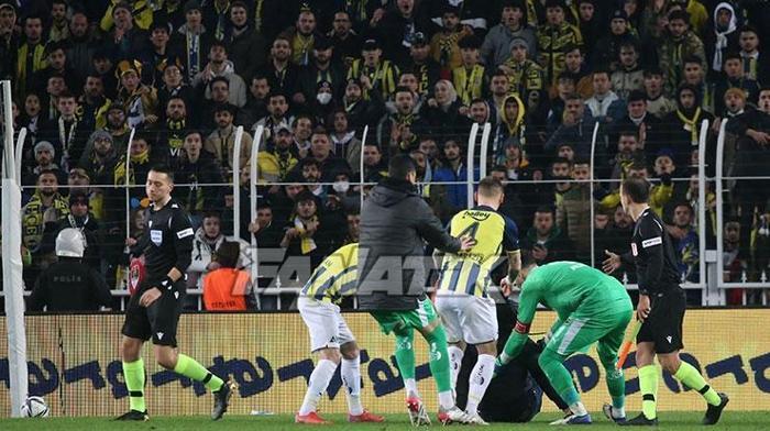 Sahaya girdi, Zorbay Küçüke saldırmak istedi Fenerbahçe-Trabzonspor maçında büyük olay