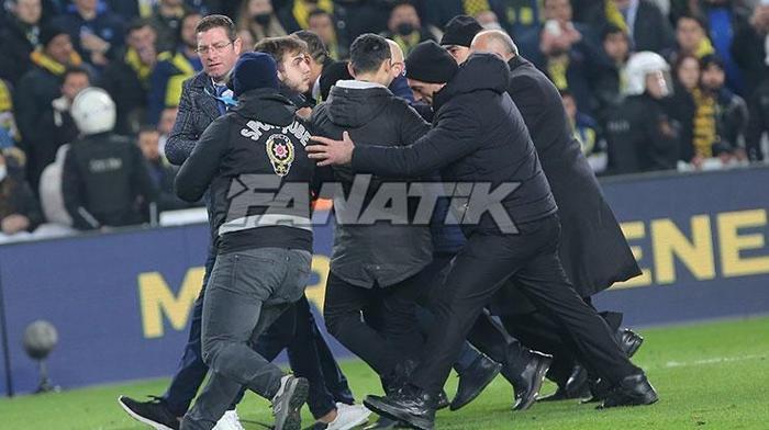 Sahaya girdi, Zorbay Küçüke saldırmak istedi Fenerbahçe-Trabzonspor maçında büyük olay