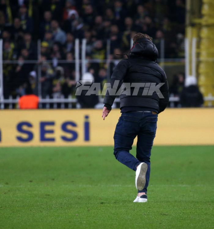 Sahaya girdi, Zorbay Küçüke saldırmak istedi Fenerbahçe-Trabzonspor maçında büyük olay