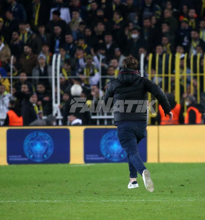Sahaya girdi, Zorbay Küçüke saldırmak istedi Fenerbahçe-Trabzonspor maçında büyük olay
