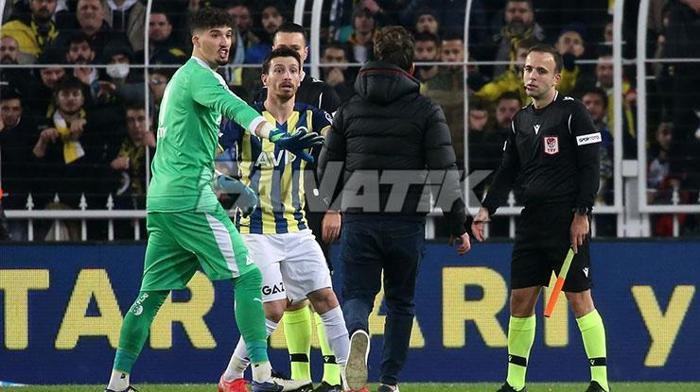 Sahaya girdi, Zorbay Küçüke saldırmak istedi Fenerbahçe-Trabzonspor maçında büyük olay