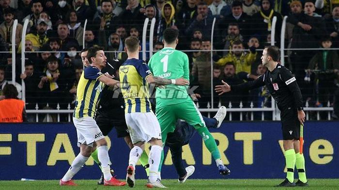 Sahaya girdi, Zorbay Küçüke saldırmak istedi Fenerbahçe-Trabzonspor maçında büyük olay