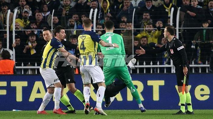 Sahaya girdi, Zorbay Küçüke saldırmak istedi Fenerbahçe-Trabzonspor maçında büyük olay