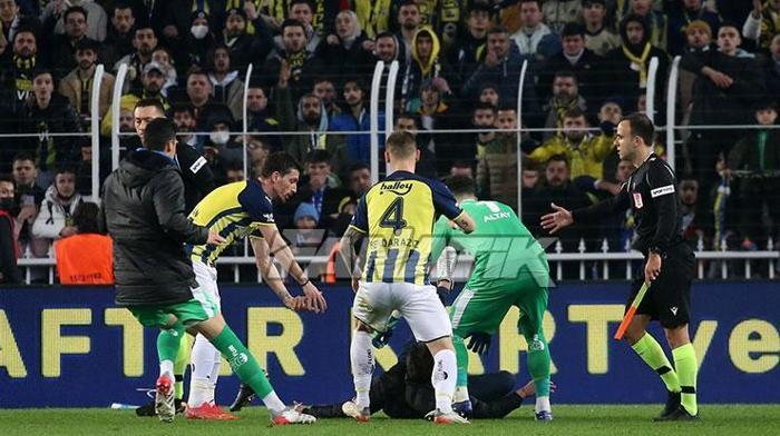 Sahaya girdi, Zorbay Küçüke saldırmak istedi Fenerbahçe-Trabzonspor maçında büyük olay